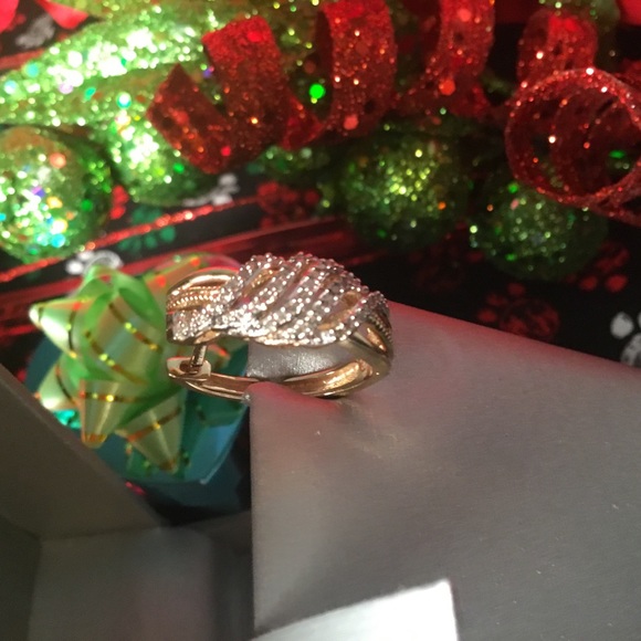 Stunning 10kt YG With 97 Diamonds😱 - Picture 5 of 7